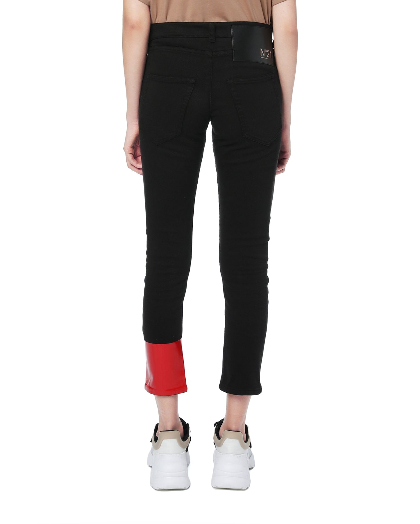 NO.21 Contrast cuff jeans.