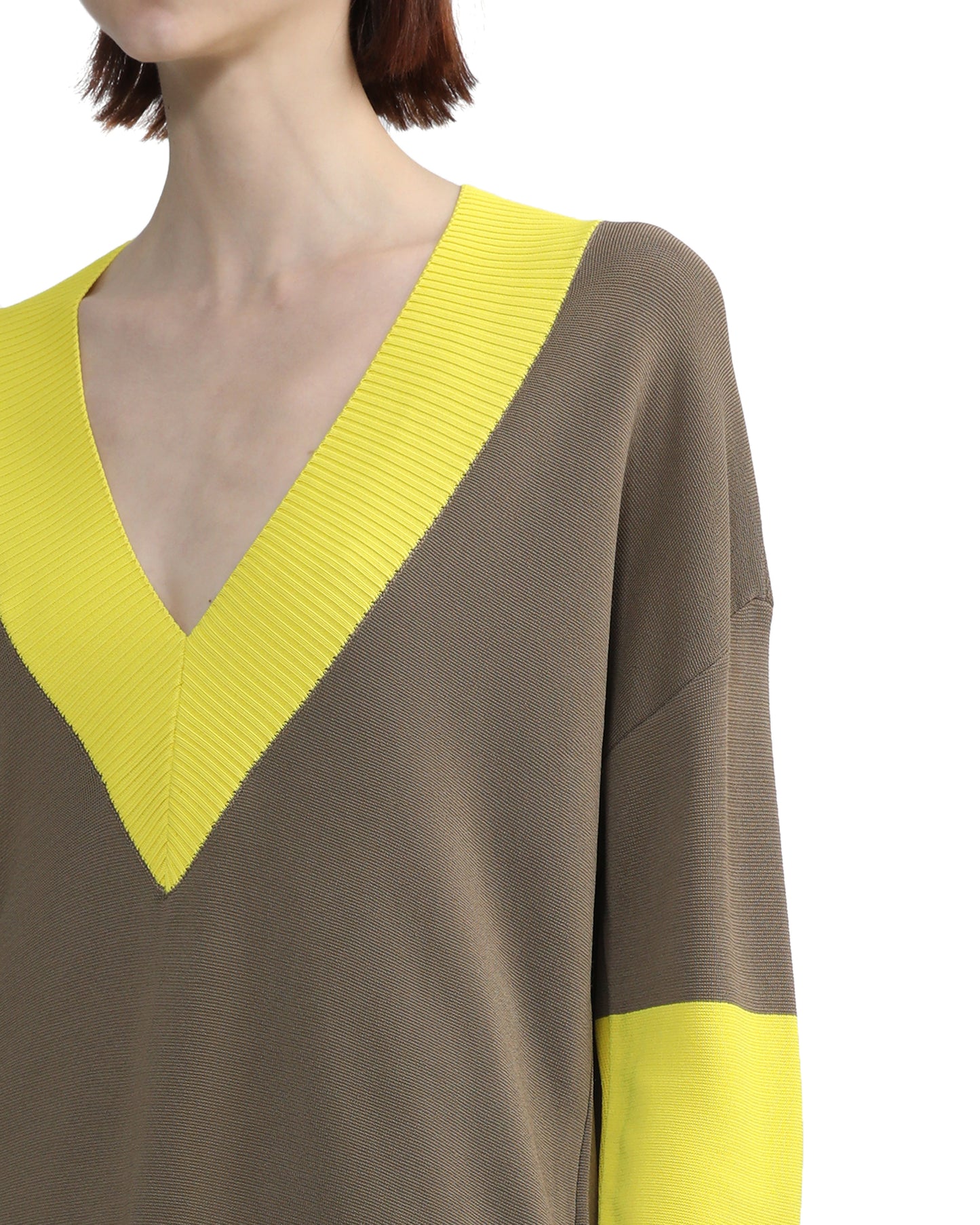 AMI Bi-color V-neck sweater